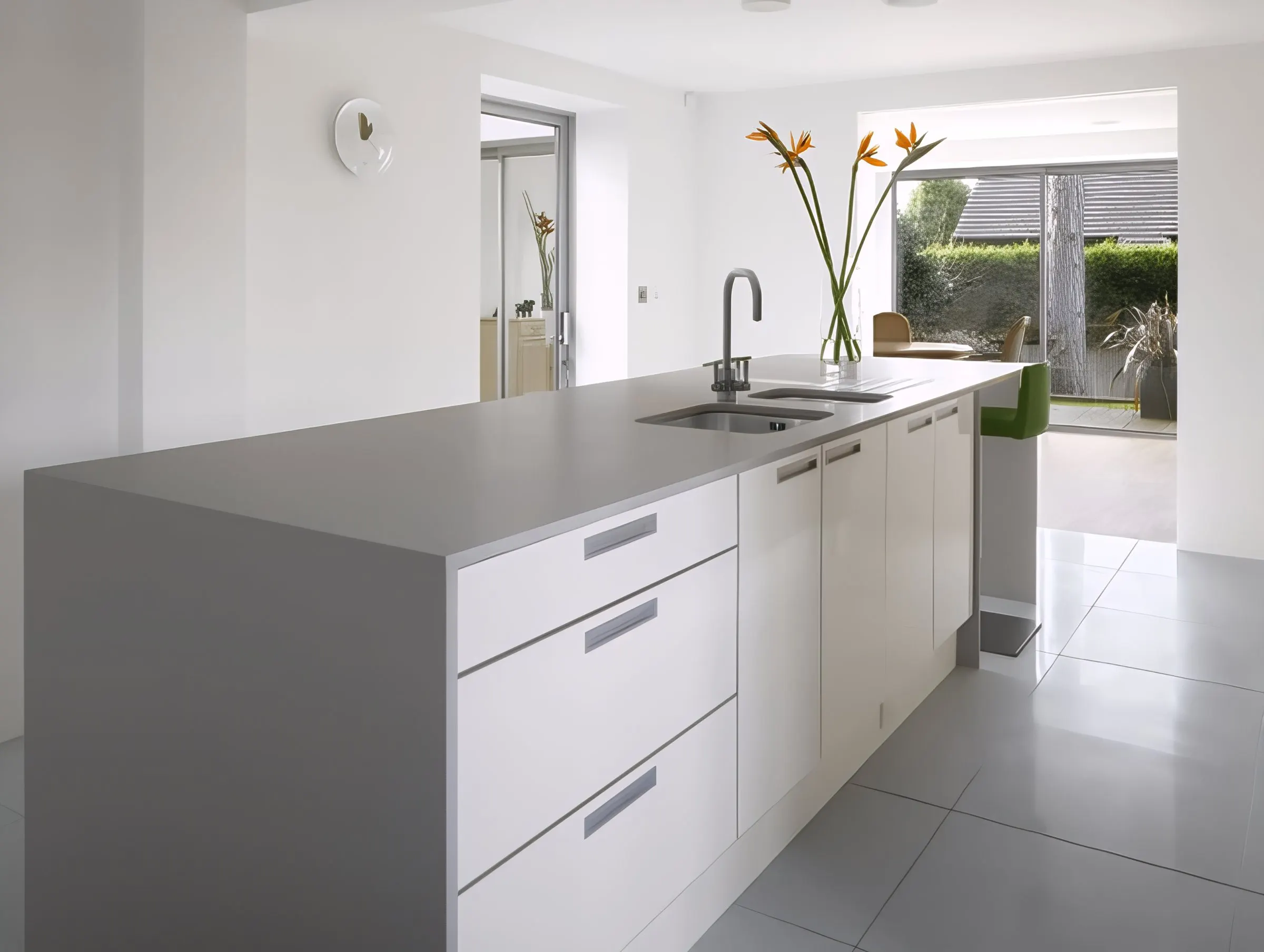 Kitchen island opening onto the garden